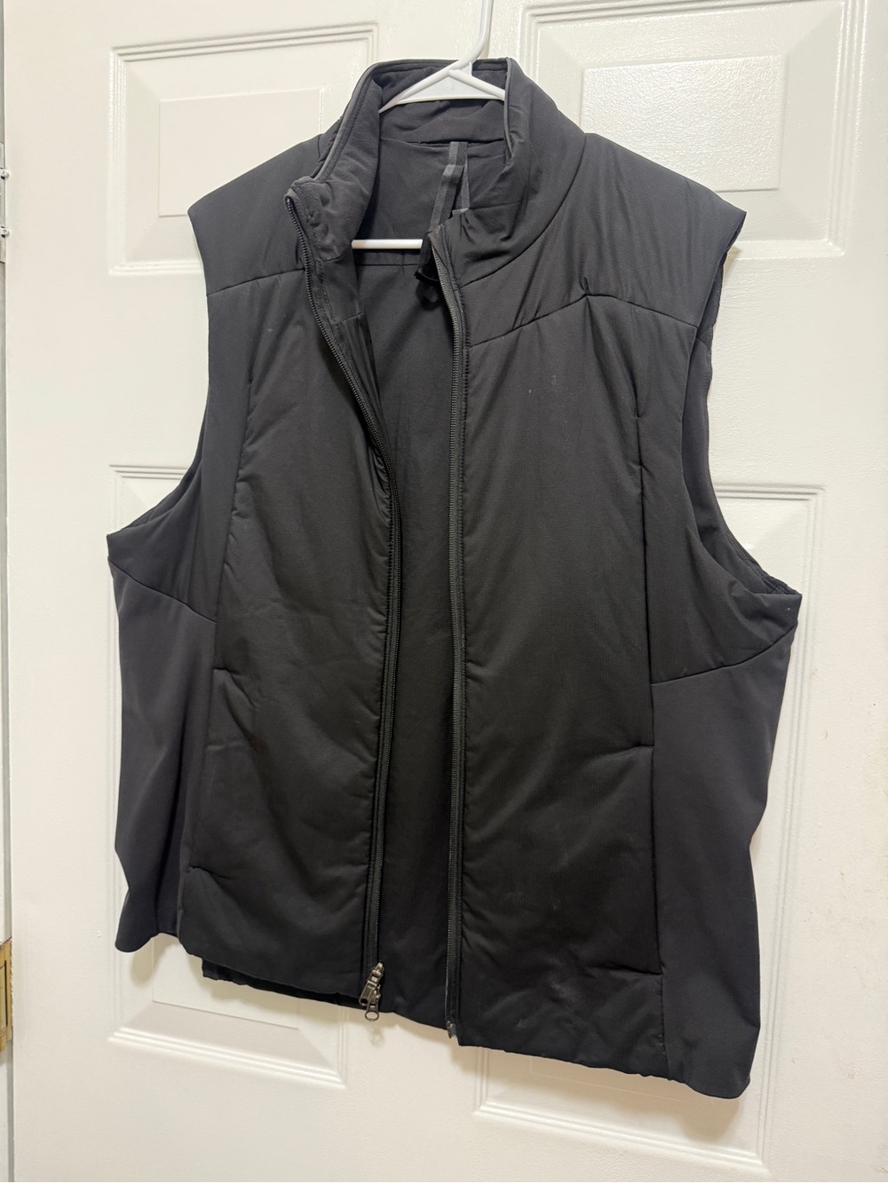 Lululemon Men's Insulated Black Puffer Vest I excellent conditions